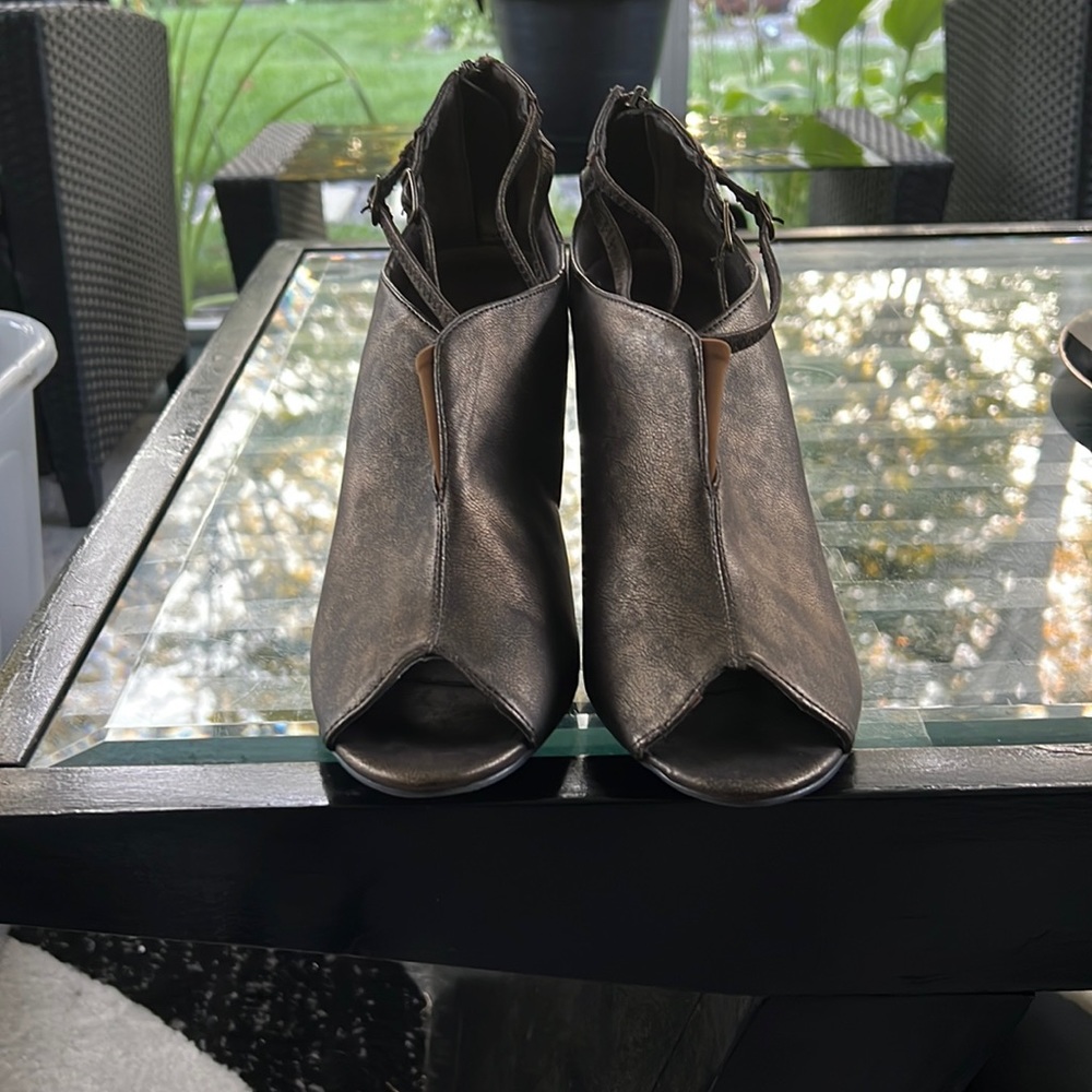 New York Transi size 10 M gold mettalic